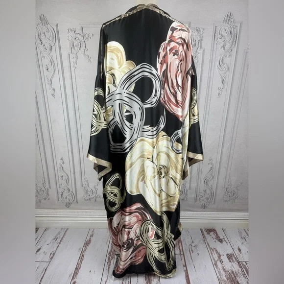 Elegant Floral Kimono Robe - Black and Cream - Picture 3 of 9